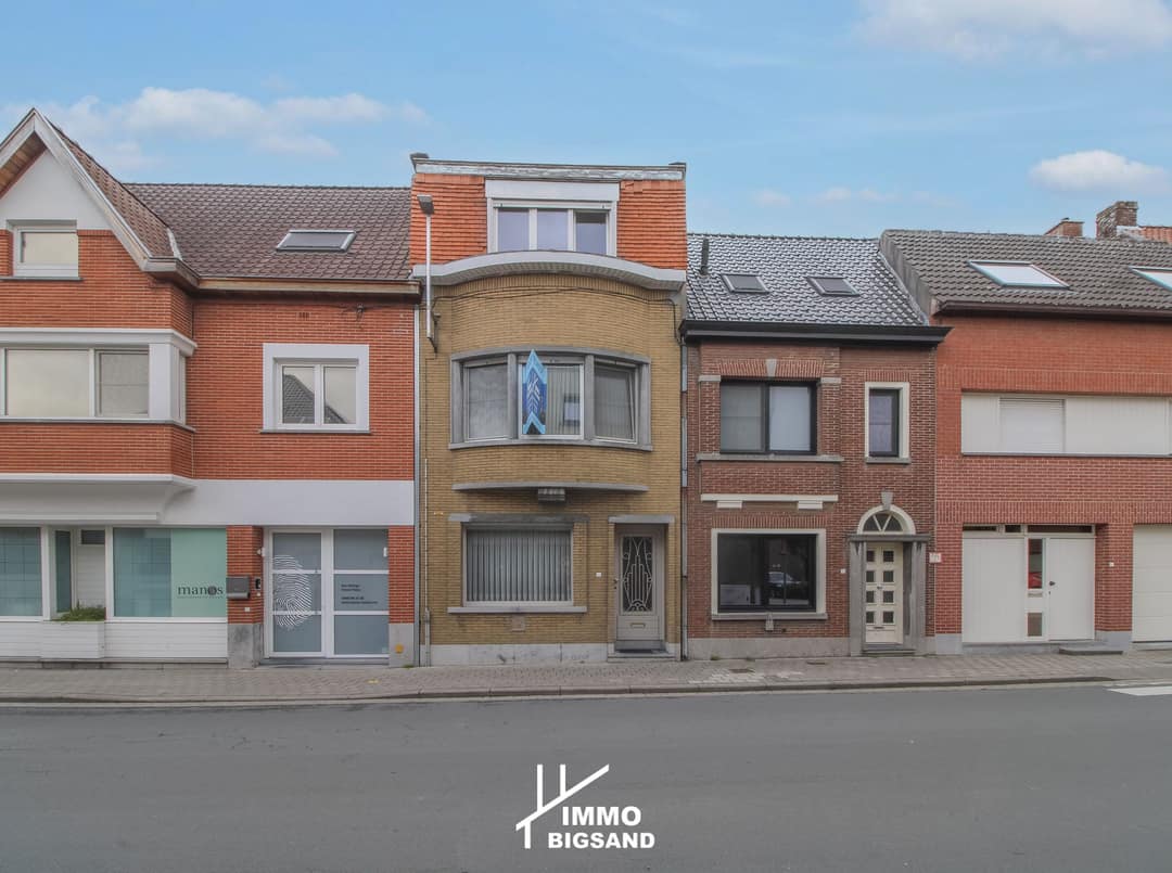 Gevels van rijwoningen met een erker, van op straat
