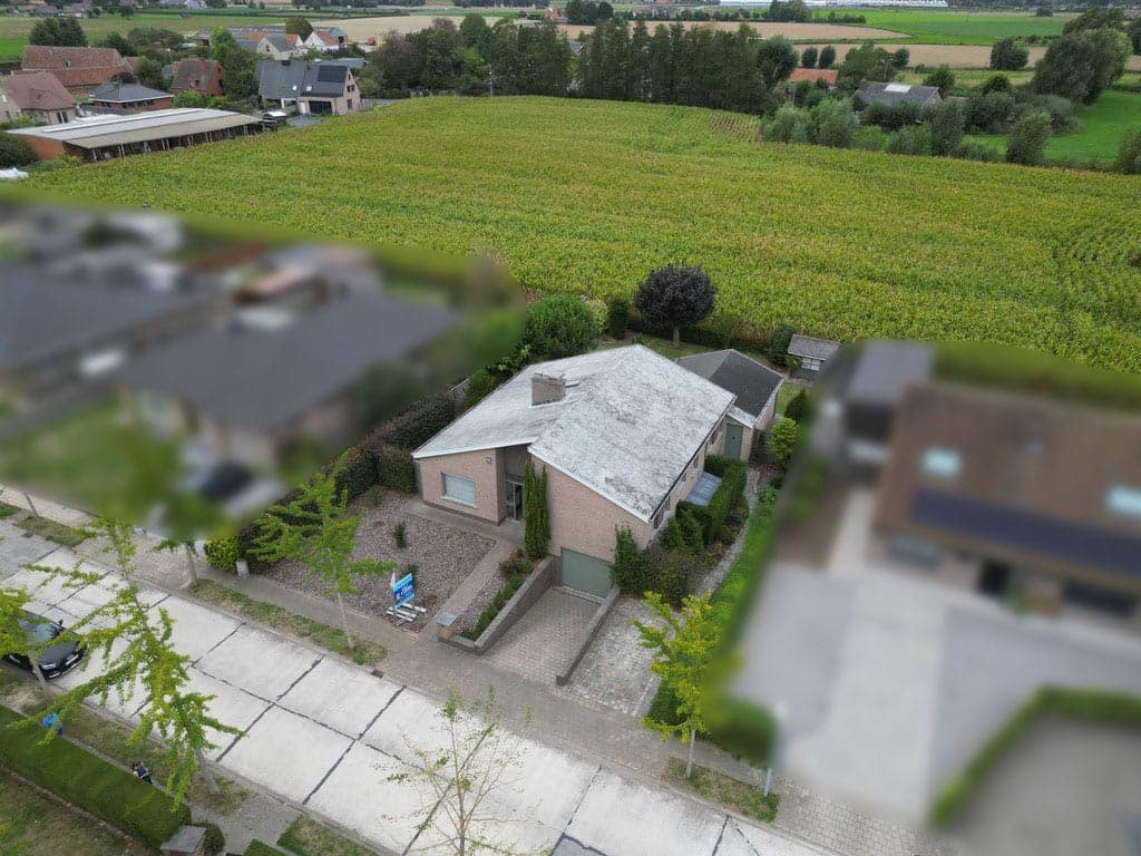 Woning met tuin naast een akker, van bovenaf